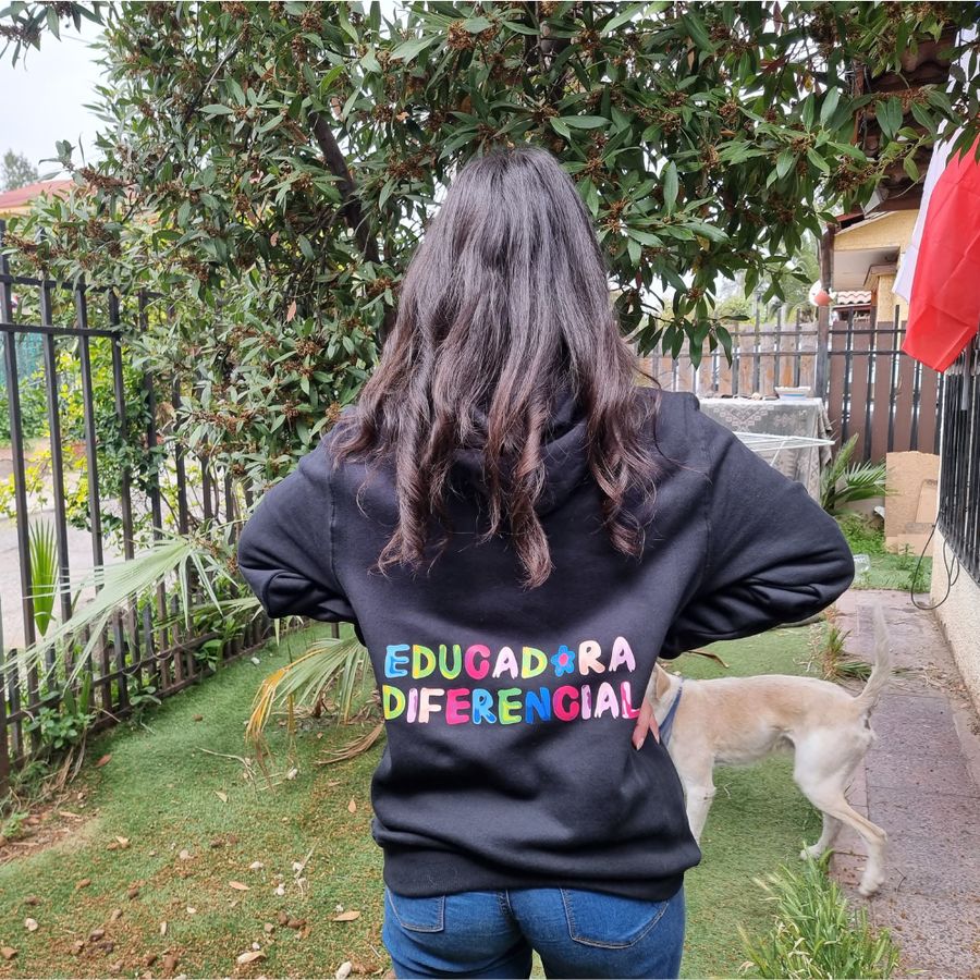 Espalda de un polerón negro con estampado DTF de colores