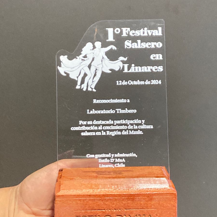 Galvano de acrílico con base de madera grabada